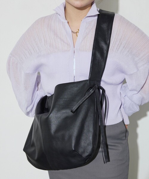Firsthand（ファーストハンド）の「Firsthand/ファーストハンド Leather Ribbon Shoulderbag / レザーリボンビッグショルダー / メッセンジャーバッグ / ニュースペーパーバッグ / 撥水レザー（ショルダーバッグ・レディース・ブラック・ONE SIZE）」の10枚目の写真