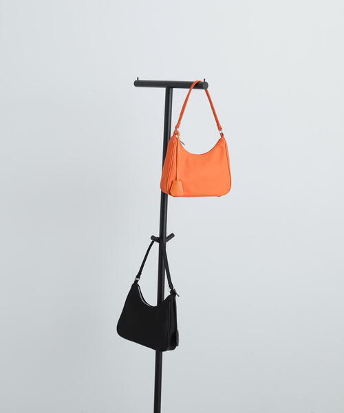 N.（N. Natural Beauty Basic）（エヌエヌナチュラルビューティーベーシック）の「◆サテンミニバッグ（ハンドバッグ・レディース・ブラック/オレンジ・ﾌﾘ-）」の3枚目の写真