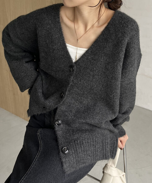 CAPRICIEUX LE'MAGE(カプリシューレマージュ)の「【もちふわシリーズ】もちふわVカーディガン(カーディガン/ボレロ・レディース・チャコールグレー/ブラウン/ベージュ/アイボリー・FREE)」の3枚目の写真