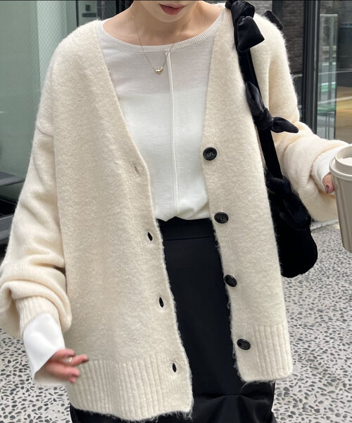 CAPRICIEUX LE'MAGE(カプリシューレマージュ)の「【もちふわシリーズ】もちふわVカーディガン(カーディガン/ボレロ・レディース・チャコールグレー/ブラウン/ベージュ/アイボリー・FREE)」の6枚目の写真