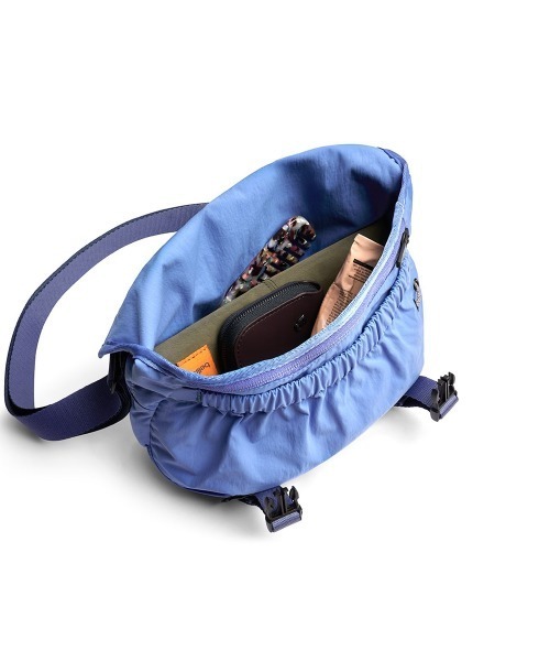 entre square（アントレスクエアー）の「Bellroy/ショルダーバッグ Cinch Mini Messenger デニムブルー(廃盤カラー)（ショルダーバッグ・メンズ・ブルー・ONE SIZE）」の3枚目の写真