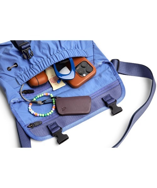 entre square（アントレスクエアー）の「Bellroy/ショルダーバッグ Cinch Mini Messenger デニムブルー(廃盤カラー)（ショルダーバッグ・メンズ・ブルー・ONE SIZE）」の4枚目の写真