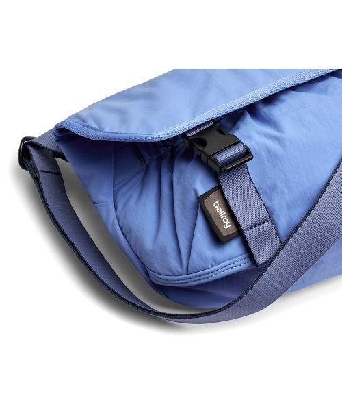 entre square（アントレスクエアー）の「Bellroy/ショルダーバッグ Cinch Mini Messenger デニムブルー(廃盤カラー)（ショルダーバッグ・メンズ・ブルー・ONE SIZE）」の7枚目の写真