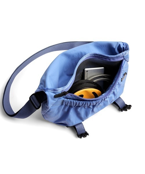 entre square（アントレスクエアー）の「Bellroy/ショルダーバッグ Cinch Mini Messenger デニムブルー(廃盤カラー)（ショルダーバッグ・メンズ・ブルー・ONE SIZE）」の5枚目の写真