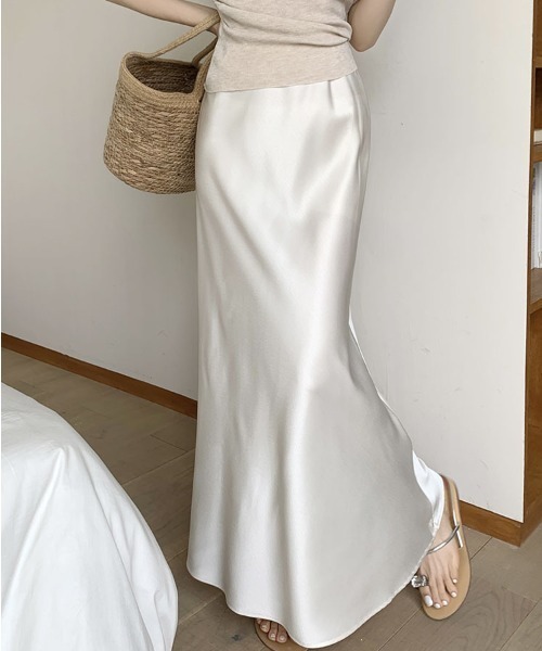 FREE STYLISTS（フリー スタイリスト）の「YUGA_YGMC　サテンマーメイドロングスカート（スカート・レディース・シャンパン/ブラック/オフホワイト・S/L/M）」の4枚目の写真