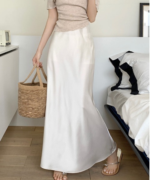 FREE STYLISTS（フリー スタイリスト）の「YUGA_YGMC　サテンマーメイドロングスカート（スカート・レディース・シャンパン/ブラック/オフホワイト・S/L/M）」の5枚目の写真