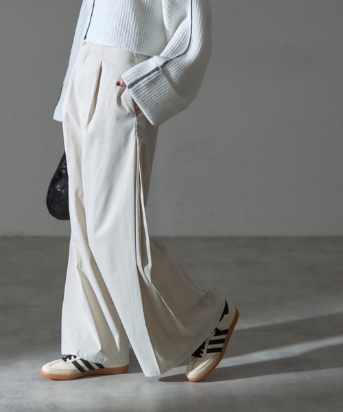 each(イーチ)の「サイドプリーツタック入りワイドパンツ(その他パンツ・レディース・アイボリー/カーキ/ブラック・M)」の2枚目の写真