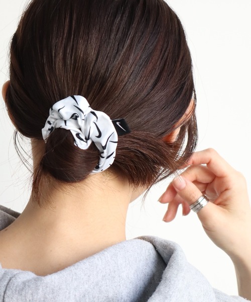 国内配送★NIKE★ギャザード ヘアタイ 2ピースセット 黒＆白 セール】【NIKE/ナイキ】ギャザード ヘアタイ (2個セット