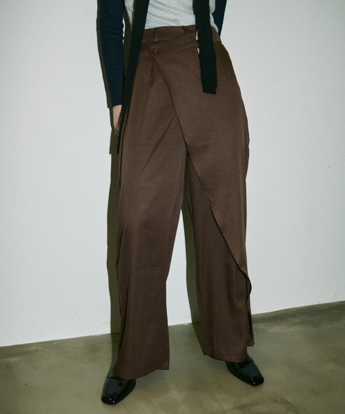 Clum(クルム)の「asymmetry wrap slacks pants / アシンメトリーラップスラックスパンツ(スラックス・レディース・ブラック/ブラウン・SMALL/MEDIUM)」の2枚目の写真