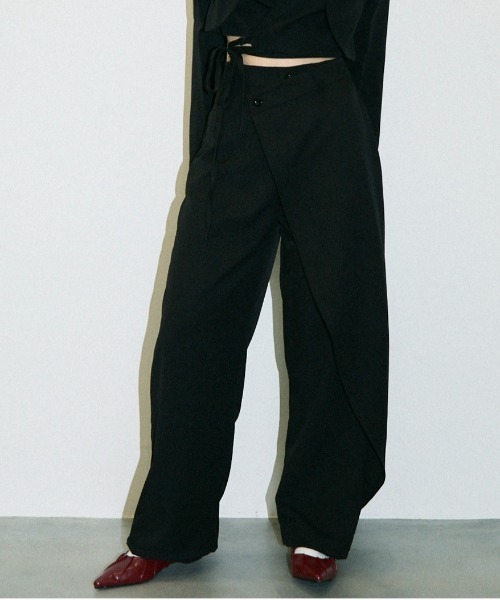 Clum(クルム)の「asymmetry wrap slacks pants / アシンメトリーラップスラックスパンツ(スラックス・レディース・ブラック/ブラウン・SMALL/MEDIUM)」の1枚目の写真