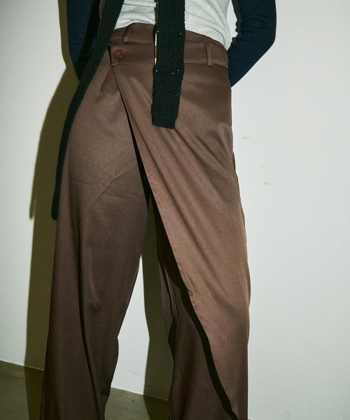 Clum(クルム)の「asymmetry wrap slacks pants / アシンメトリーラップスラックスパンツ(スラックス・レディース・ブラック/ブラウン・SMALL/MEDIUM)」の15枚目の写真