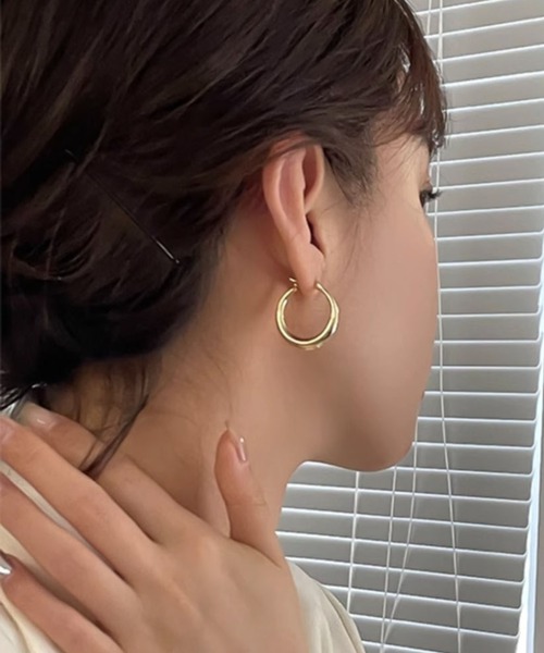 pyornim(ピョルニム)の「大きめフープピアス(ピアス(両耳用)・レディース・ゴールド/シルバー・F)」の1枚目の写真
