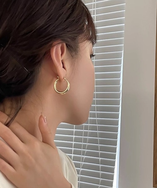 pyornim(ピョルニム)の「大きめフープピアス(ピアス(両耳用)・レディース・ゴールド/シルバー・F)」の3枚目の写真
