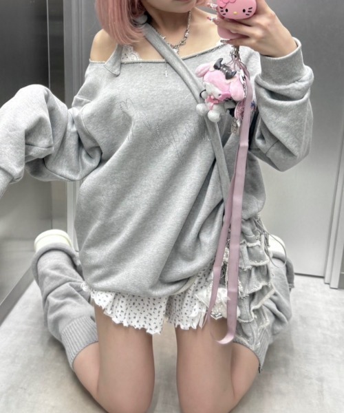 Never mind the XU / Chikashitsu+(ネバーマインド ザ エックスユー / チカシツプラス)の「【nmtc+】one shoulder beads sweat shirts / 【エヌエムティーシープラス】ワンショルダービーズ長袖スウェット トレーナー(スウェット・レディース・ホワイト/グレー/ブラック・ONE SIZE)」の1枚目の写真