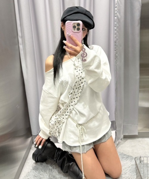Never mind the XU / Chikashitsu+(ネバーマインド ザ エックスユー / チカシツプラス)の「【nmtc+】one shoulder beads sweat shirts / 【エヌエムティーシープラス】ワンショルダービーズ長袖スウェット トレーナー(スウェット・レディース・ホワイト/グレー/ブラック・ONE SIZE)」の7枚目の写真