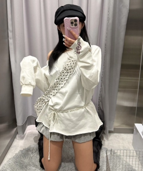 Never mind the XU / Chikashitsu+(ネバーマインド ザ エックスユー / チカシツプラス)の「【nmtc+】one shoulder beads sweat shirts / 【エヌエムティーシープラス】ワンショルダービーズ長袖スウェット トレーナー(スウェット・レディース・ホワイト/グレー/ブラック・ONE SIZE)」の8枚目の写真