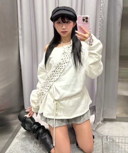 Never mind the XU / Chikashitsu+(ネバーマインド ザ エックスユー / チカシツプラス)の「【nmtc+】one shoulder beads sweat shirts / 【エヌエムティーシープラス】ワンショルダービーズ長袖スウェット トレーナー(スウェット・レディース・ホワイト/グレー/ブラック・ONE SIZE)」の6枚目の写真