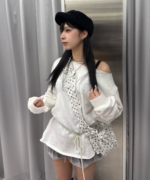 Never mind the XU / Chikashitsu+(ネバーマインド ザ エックスユー / チカシツプラス)の「【nmtc+】one shoulder beads sweat shirts / 【エヌエムティーシープラス】ワンショルダービーズ長袖スウェット トレーナー(スウェット・レディース・ホワイト/グレー/ブラック・ONE SIZE)」の5枚目の写真