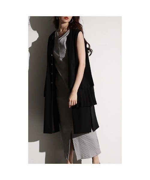 Sawa a la mode(サワアラモード)の「アシンメトリー異素材プリーツジレジャケット(ノーカラージャケット・レディース・ブラック・FREE)」の10枚目の写真