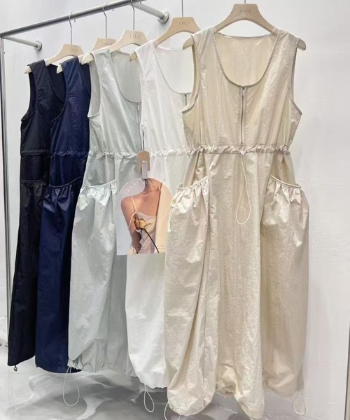 H.TOKYO（エイチトウキョウ）の「ナイロンジャンパースカート（ジャンパースカート・レディース・ブラック/グレー/ベージュ・FREE）」の4枚目の写真