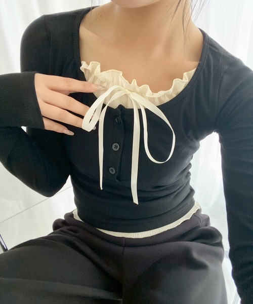 merrylatte(メリーラテ)の「リボンフェイクレイヤードトップス(ニット/セーター・レディース・ブラック/アイボリー・MEDIUM)」の3枚目の写真