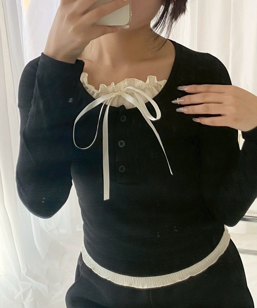 merrylatte(メリーラテ)の「リボンフェイクレイヤードトップス(ニット/セーター・レディース・ブラック/アイボリー・MEDIUM)」の6枚目の写真