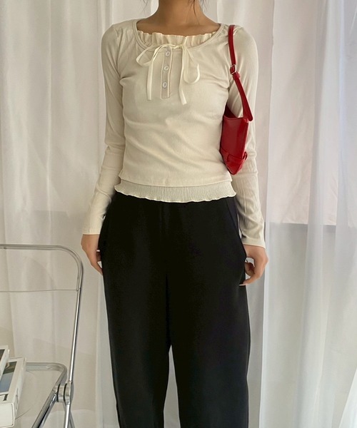 merrylatte(メリーラテ)の「リボンフェイクレイヤードトップス(ニット/セーター・レディース・ブラック/アイボリー・MEDIUM)」の9枚目の写真