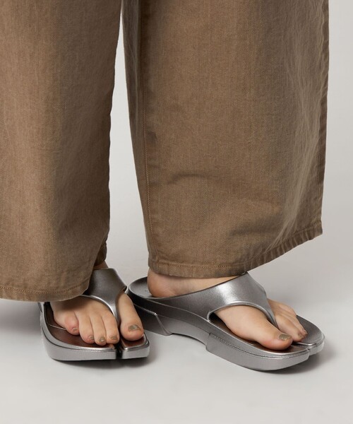 PAES（ペイズ）の「＜PAES＞FLIPFLOP COATING サンダル（サンダル・レディース・シルバー/ダークブラウン/ホワイト・23cm/24cm/25cm）」の2枚目の写真