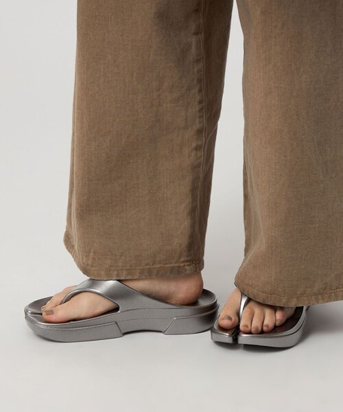 PAES（ペイズ）の「＜PAES＞FLIPFLOP COATING サンダル（サンダル・レディース・シルバー/ダークブラウン/ホワイト・23cm/24cm/25cm）」の4枚目の写真