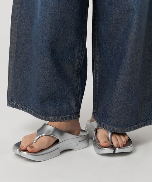 PAES（ペイズ）の「＜PAES＞FLIPFLOP COATING サンダル（サンダル・レディース・シルバー/ダークブラウン/ホワイト・23cm/24cm/25cm）」の6枚目の写真