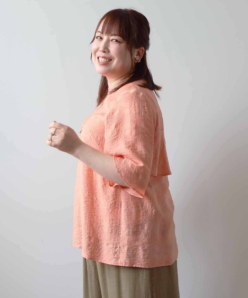 fleur by mint breeze(フルールバイミントブリーズ)の「【接触冷感】【L~5L 大きいサイズ】ドビーチェックバックフリルブラウス 半袖 春夏(シャツ/ブラウス・レディース・ライトグレー/オレンジ/ネイビー・3L/4L/5L/LL/L)」の5枚目の写真