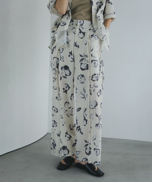MANOF(マノフ)の「BLURRED FLOWER WIDE PANTS(その他パンツ・レディース・アイボリー/ブラック・S/M)」の2枚目の写真