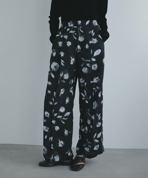 MANOF(マノフ)の「BLURRED FLOWER WIDE PANTS(その他パンツ・レディース・アイボリー/ブラック・S/M)」の1枚目の写真