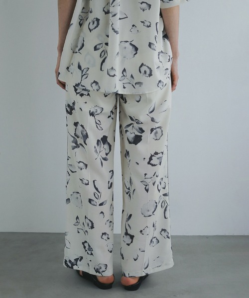 MANOF(マノフ)の「BLURRED FLOWER WIDE PANTS(その他パンツ・レディース・アイボリー/ブラック・S/M)」の8枚目の写真