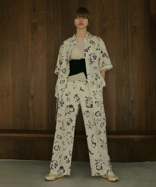 MANOF(マノフ)の「BLURRED FLOWER WIDE PANTS(その他パンツ・レディース・アイボリー/ブラック・S/M)」の3枚目の写真