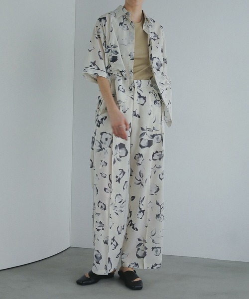 MANOF(マノフ)の「BLURRED FLOWER WIDE PANTS(その他パンツ・レディース・アイボリー/ブラック・S/M)」の5枚目の写真