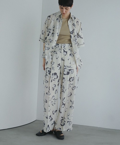 MANOF(マノフ)の「BLURRED FLOWER WIDE PANTS(その他パンツ・レディース・アイボリー/ブラック・S/M)」の4枚目の写真