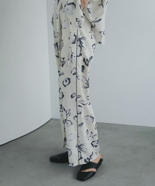 BLURRED FLOWER WIDE PANTS（その他パンツ）｜MANOF（マノフ）の