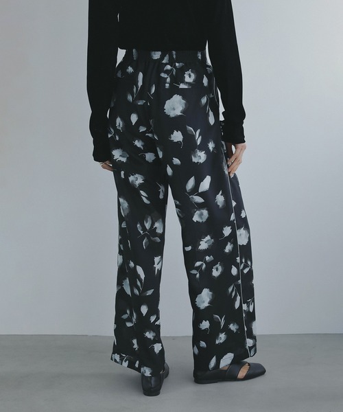 MANOF(マノフ)の「BLURRED FLOWER WIDE PANTS(その他パンツ・レディース・アイボリー/ブラック・S/M)」の14枚目の写真