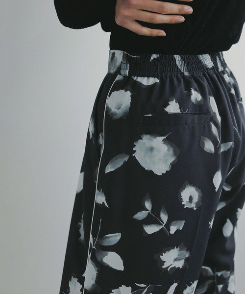 MANOF(マノフ)の「BLURRED FLOWER WIDE PANTS(その他パンツ・レディース・アイボリー/ブラック・S/M)」の17枚目の写真