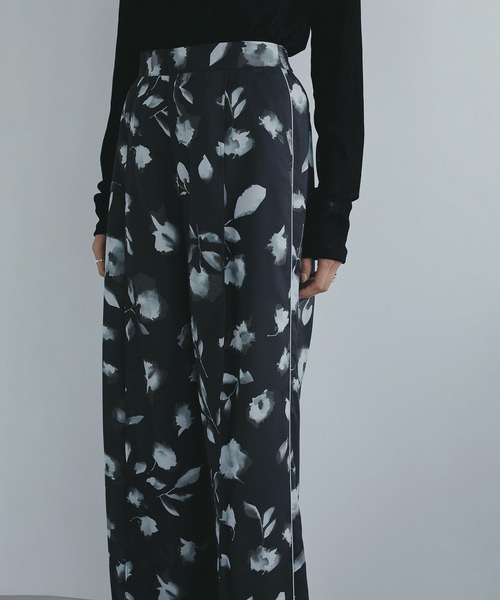 MANOF(マノフ)の「BLURRED FLOWER WIDE PANTS(その他パンツ・レディース・アイボリー/ブラック・S/M)」の15枚目の写真