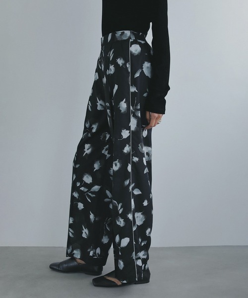 MANOF(マノフ)の「BLURRED FLOWER WIDE PANTS(その他パンツ・レディース・アイボリー/ブラック・S/M)」の13枚目の写真