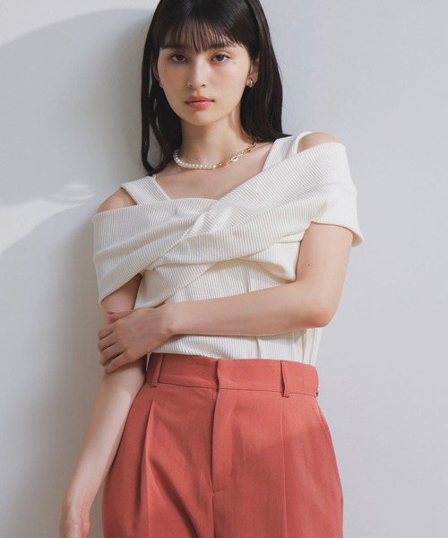 VIS(ビス)の「ねじれオフショルプルオーバー(ニット/セーター・レディース・ブラック/ピンク/キナリ・FREE)」の1枚目の写真