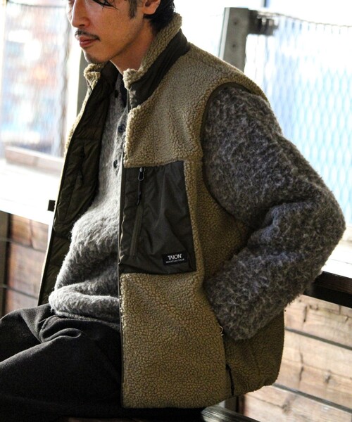 TAION（タイオン）の「【2WAYで着回せる】【UNISEX】GLOSTER配色別注 TAIONボア×ダウンベスト（ダウンベスト・メンズ・ブラック/ダークベージュ/アイボリー・XL/L/M）」の3枚目の写真