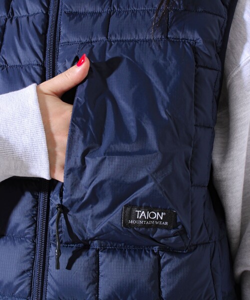 TAION（タイオン）の「【2WAYで着回せる】【UNISEX】GLOSTER配色別注 TAIONボア×ダウンベスト（ダウンベスト・メンズ・ブラック/ダークベージュ/アイボリー・XL/L/M）」の10枚目の写真