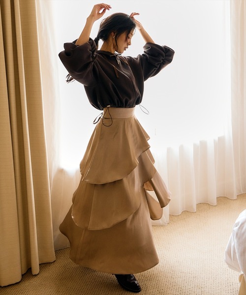 AND COUTURE(アンドクチュール)の「サテンアシメフリルティアードスカート(スカート・レディース・チャコールグレー/ネイビー/ベージュ・FREE)」の22枚目の写真