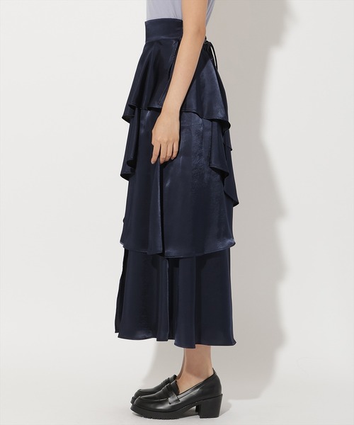 AND COUTURE(アンドクチュール)の「サテンアシメフリルティアードスカート(スカート・レディース・チャコールグレー/ネイビー/ベージュ・FREE)」の12枚目の写真