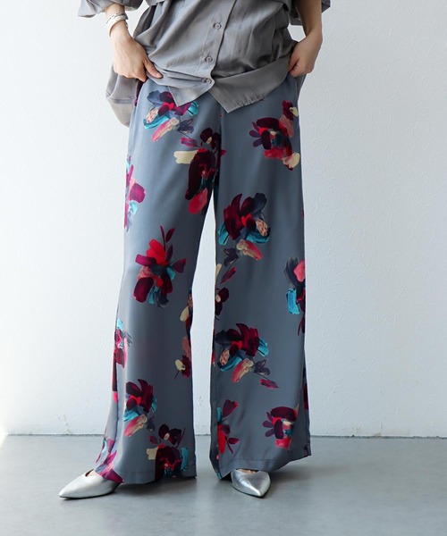 Jines（ジネス）の「ペイントフラワープリントパンツ（その他パンツ・レディース・ネイビー/グレー/ライトベージュ・38）」の2枚目の写真