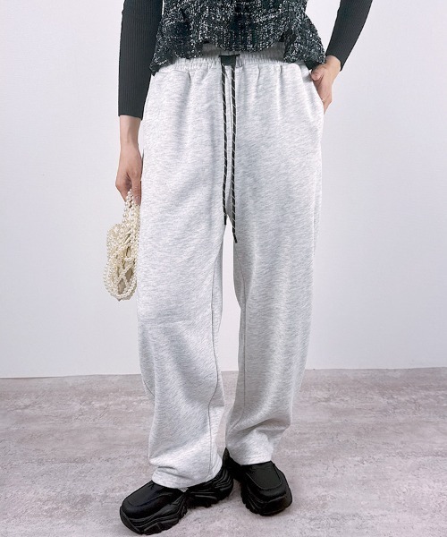 CLOTHY(クロシィ)の「【あったか裏ボアシリーズ】裏ボアスウェットバレルパンツ(スウェットパンツ・レディース・チャコールグレー/グレー/ブラック/ライトグレー・MEDIUM/LARGE)」の3枚目の写真