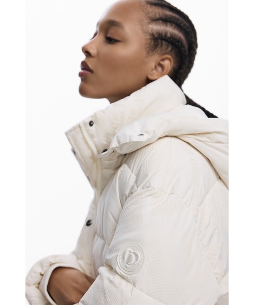 Desigual（デシグアル）の「フロッキーロゴ 取り外しフード ロング中綿ジャケット ブラック ホワイト（ダウンジャケット/コート・レディース・ホワイト/ブラック・XS/S/M/L/XL）」の7枚目の写真